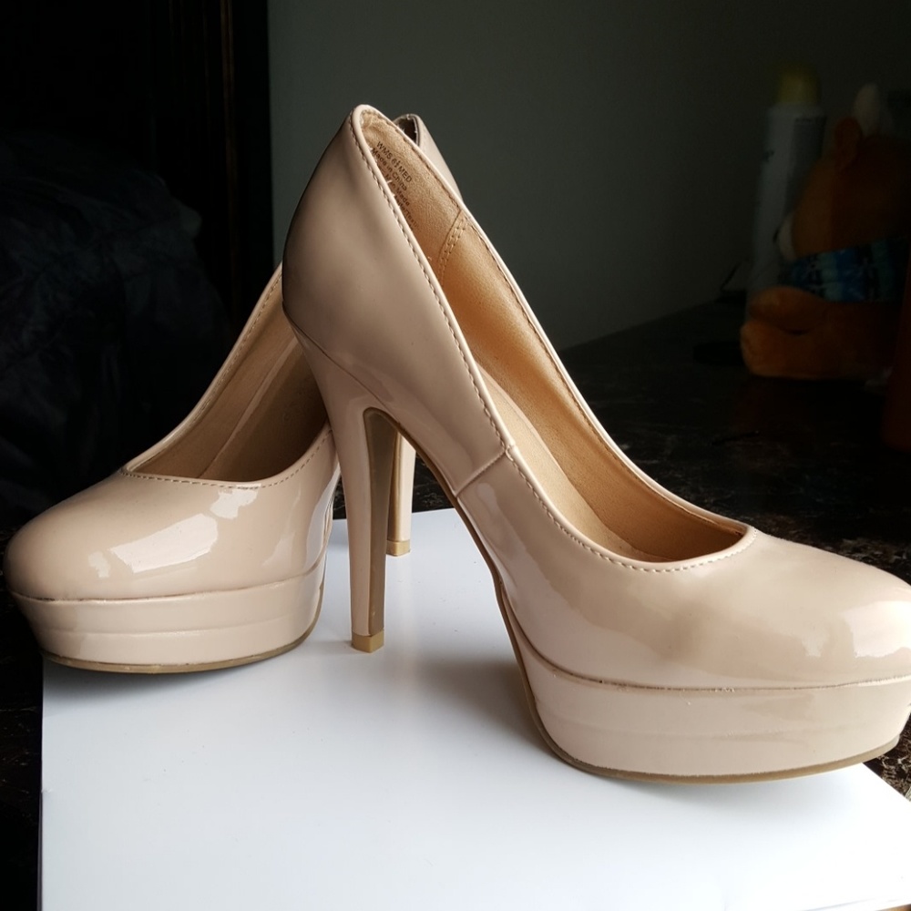 Nude pumps